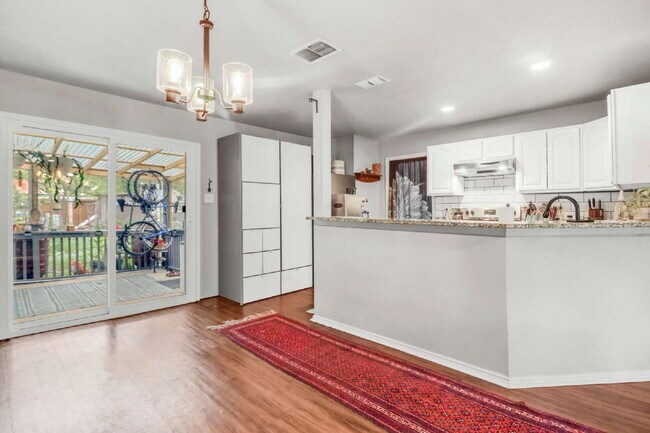 Building Photo - "Charming 3-Bed, 2-Bath Oasis on West Mistletoe Avenue – Spacious 1140 Sq Ft in San Antonio!"
