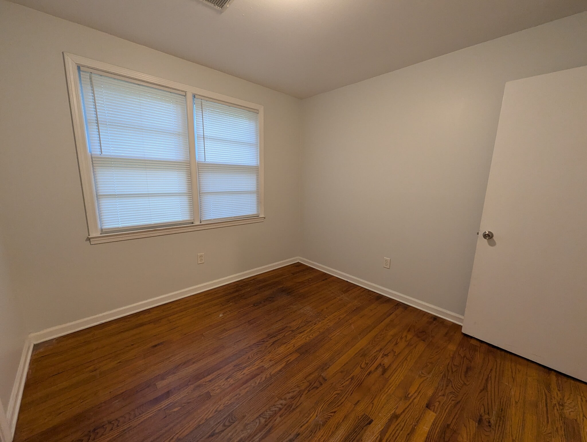 Bright room detail showing multiple windows for abundant daytime light. - 1527 Brookbank Ave