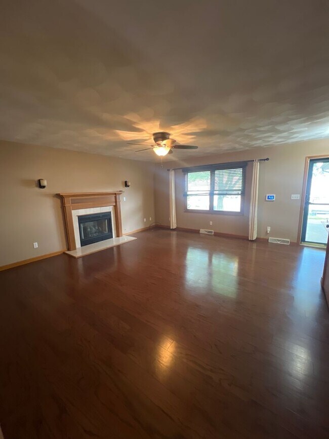 Building Photo - TWIN LAKES! MOVE IN READY 3 BEDROOM!