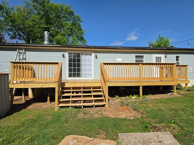 Building Photo - 3 bedrooms 2 baths