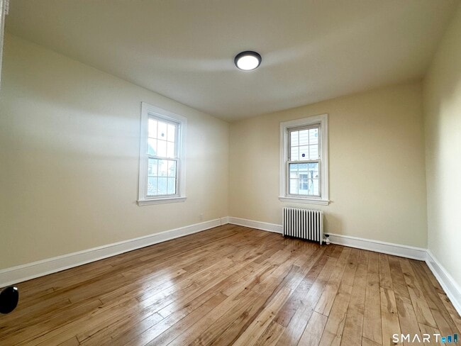 Building Photo - 339 Thompson St