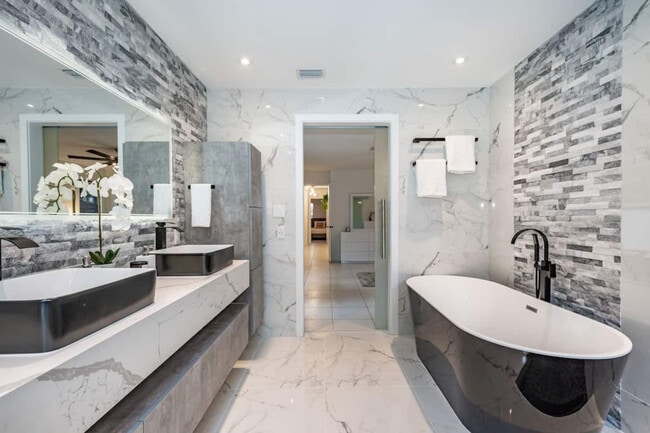 Building Photo - 830 SW 14th Ct