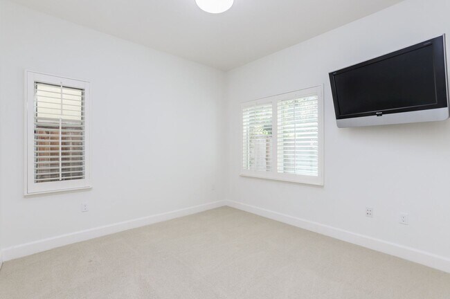 Building Photo - 4 Bed / 3 Bath San Bruno home in highly de...