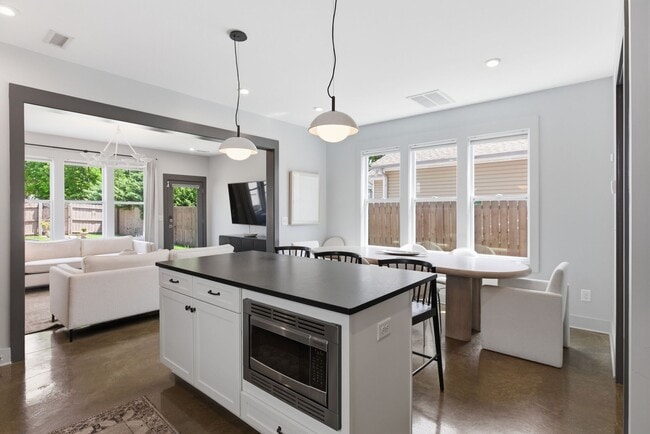 Building Photo - 1608 16th Ave N