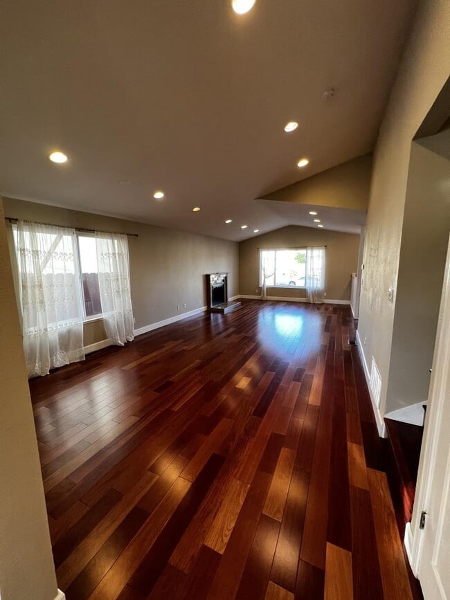 Building Photo - 419 Avalon Dr