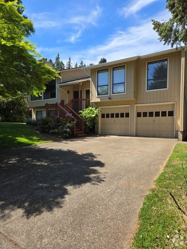 Building Photo - Large 10k ft Lot! 3 br 2 bth, 2 family roo...