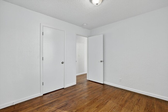 Building Photo - 4 bedroom: Single Level SE Portland Home