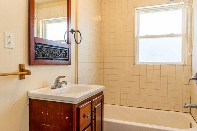 Building Photo - Spacious 2 bedroom 2 bath house