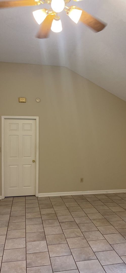 Building Photo - 705 Battle Ln