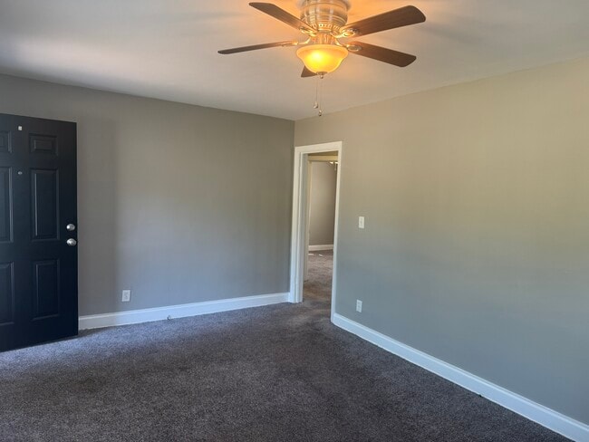 Building Photo - 2833 Colonial Cir