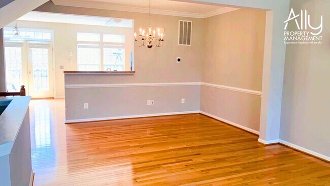 Building Photo - 908 Rainier Rd