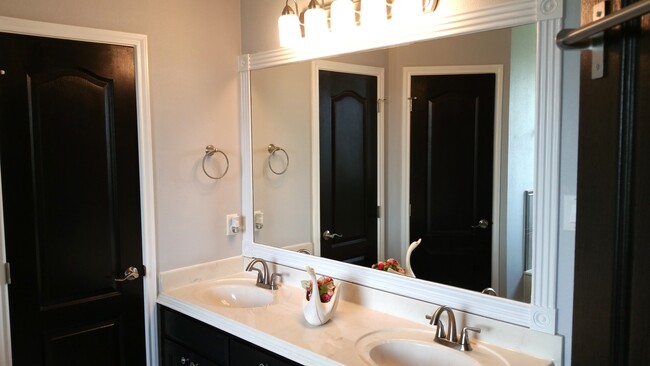 Building Photo - 220 Black Walnut Ct