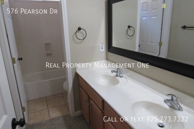 Building Photo - 576 Pearson Dr