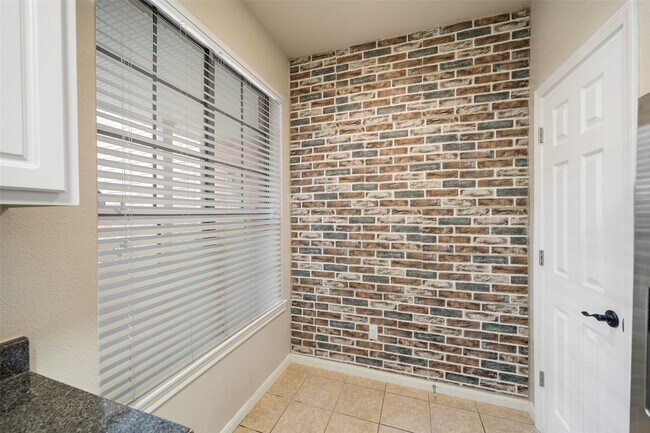 Building Photo - 2255 Braeswood Park Dr