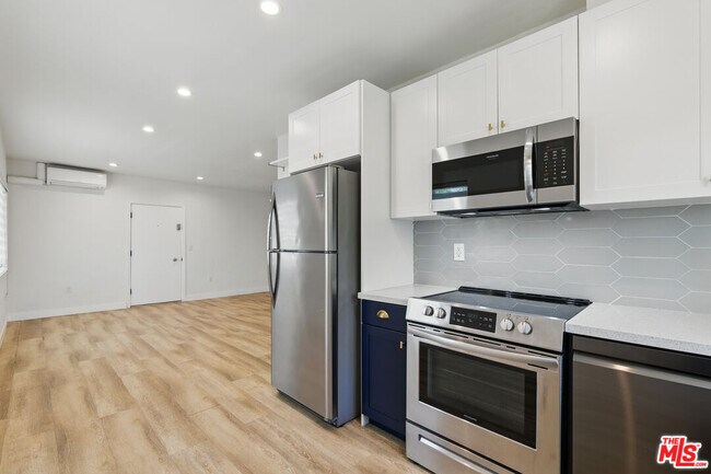 Building Photo - 6350 Willoughby Ave