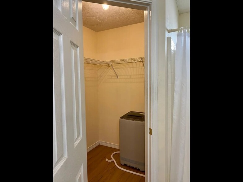 Building Photo - 853 Ladner Dr