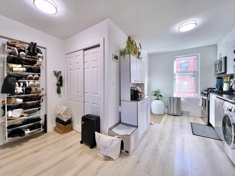 Building Photo - 379 Monmouth St