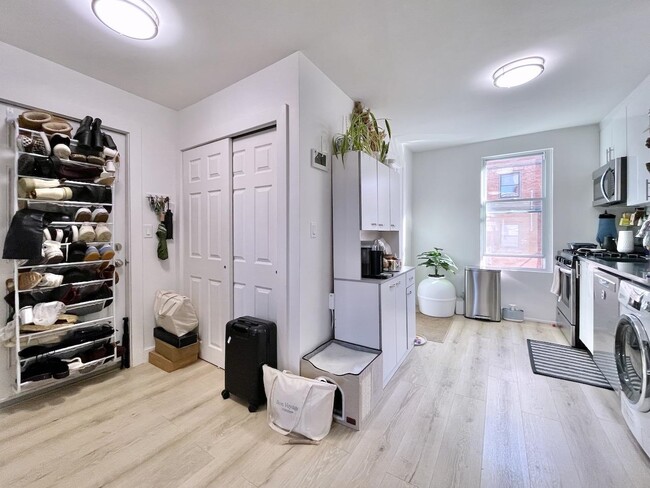 Building Photo - 379 Monmouth St