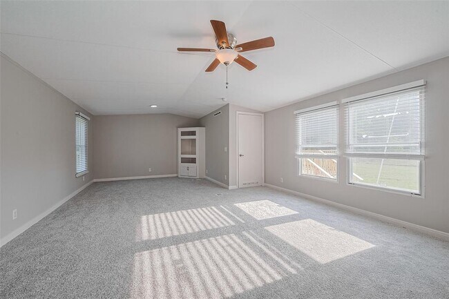 Building Photo - 8856 Greenwood Dr