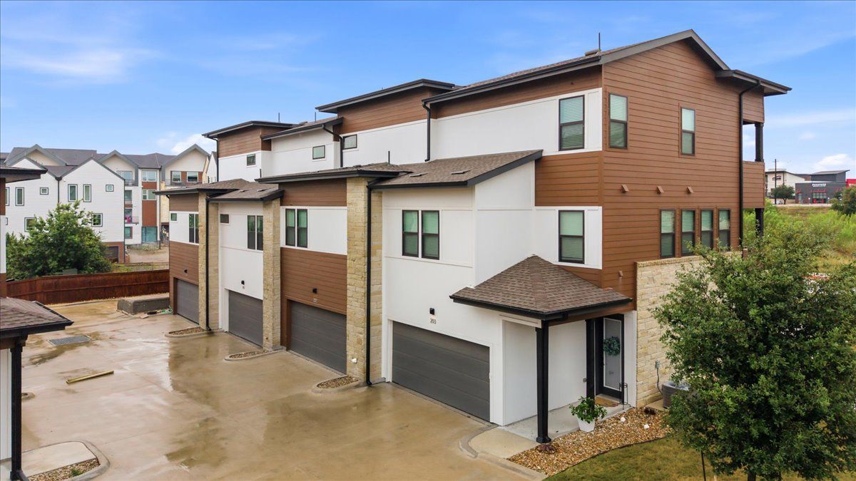 Building Photo - 315 Holton Dr