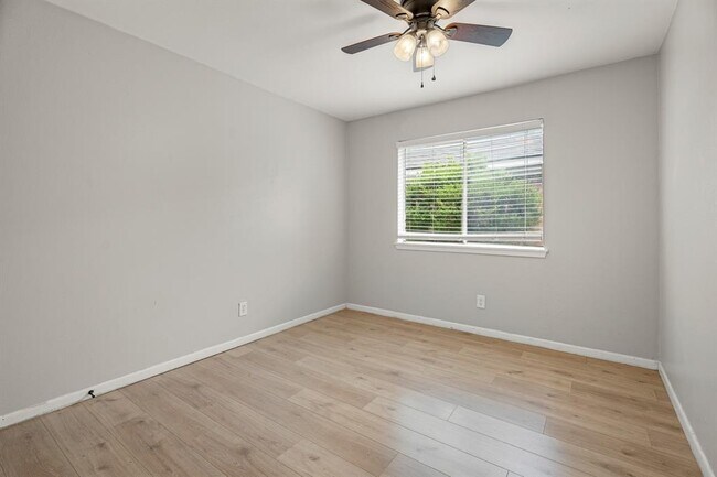 Building Photo - 16011 Hickory Knoll Dr
