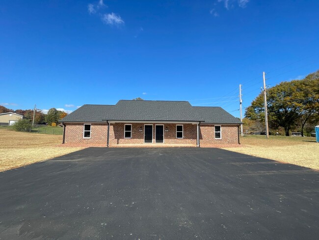 Primary Photo - Available NOW! 2BR, 1BA Duplex in Super Co...