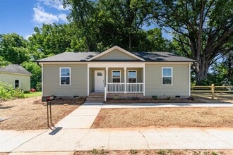 Building Photo - 517 W Cemetery St