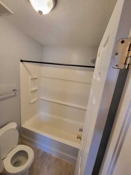 Jack And Jill Bath - 2704 Breckenridge PL