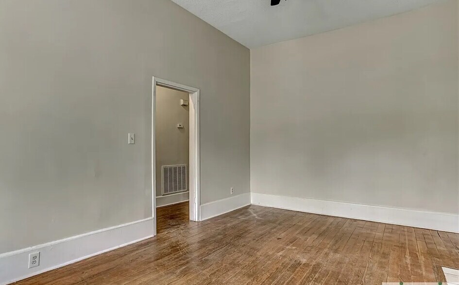 Building Photo - 520 E Waldburg St