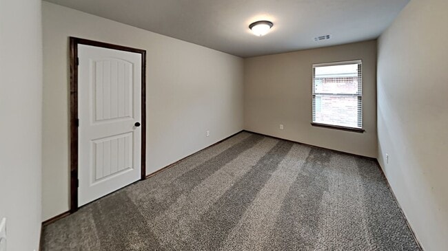 Building Photo - Very Nice 4 Bedroom 2 Bath Home in Yukon Schools