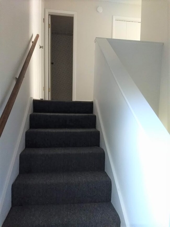 Building Photo - 29 Lakeshore Terrace