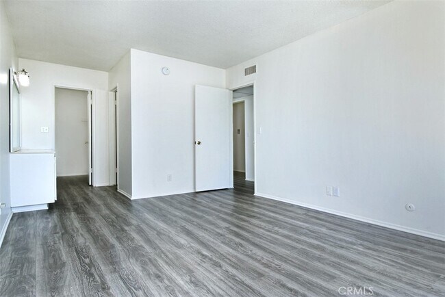 Building Photo - 12830 Burbank Blvd