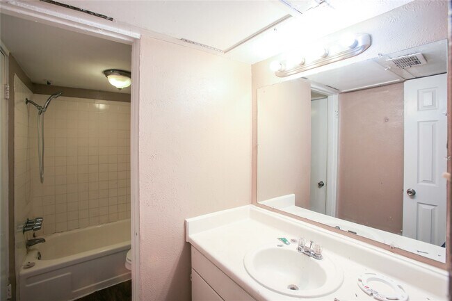 Building Photo - 9406 Grannis St