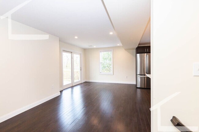 Building Photo - Charming 4 Bedroom