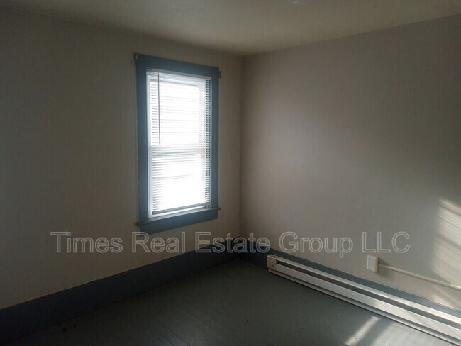 Building Photo - 206 W Railroad St