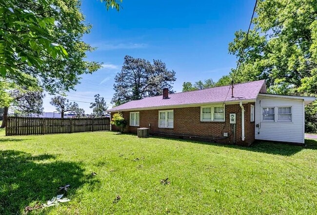 Building Photo - 4 bedroom 2 Bath - Available Now on Main Ave SW