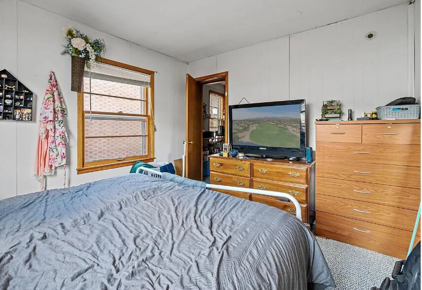 Bedroom 1 - 887 James Ave