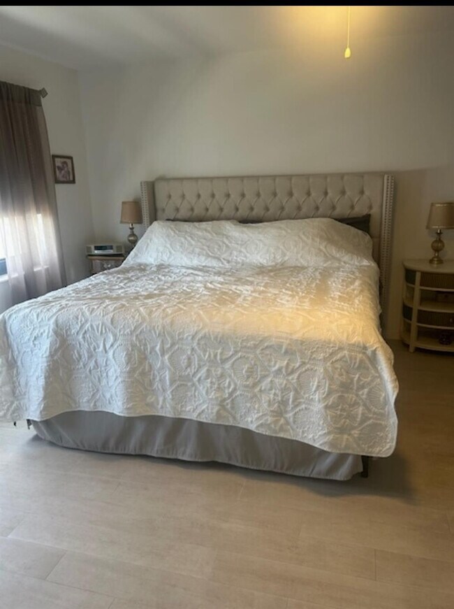 Building Photo - 330 Ave