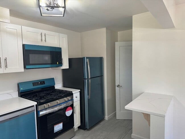 Building Photo - Completely Updated, Open , Quiet House in Oakmont!