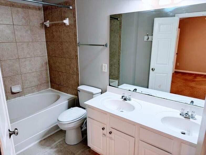 Building Photo - 940 Prestwyck Ct