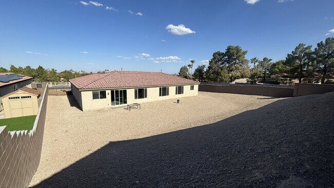 Building Photo - One Story 6-bedroom Home with Attached Casita
