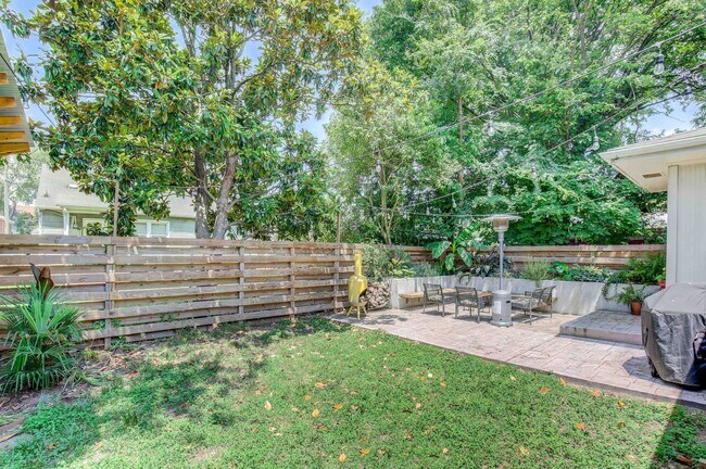 Building Photo - Adorable 3 bedroom ranch with fenced yard!