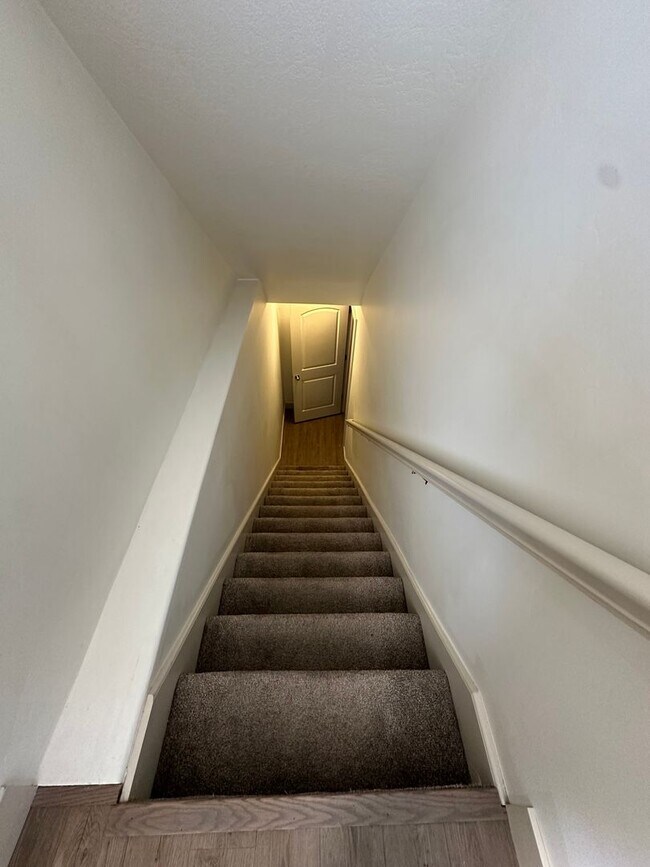 Building Photo - GET $1000 OFF THE FIRST MONTHS RENT!!!
