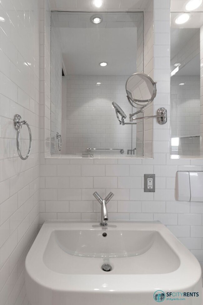 Building Photo - Union Square: Remodeled 1 Bed 1 Bath Corne...