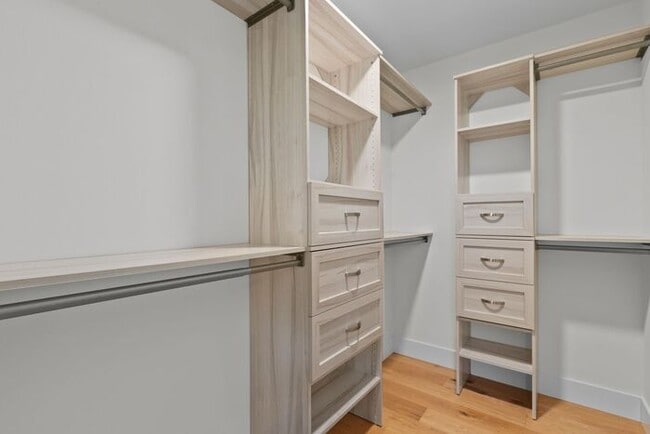 Building Photo - Stunning Modern Air-Conditioned Townhome in Coveted Whittier Heights