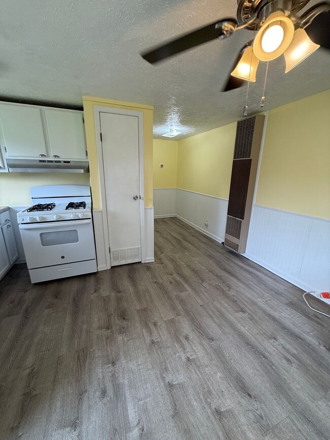 Building Photo - Adorable 1 bedroom cottage style home