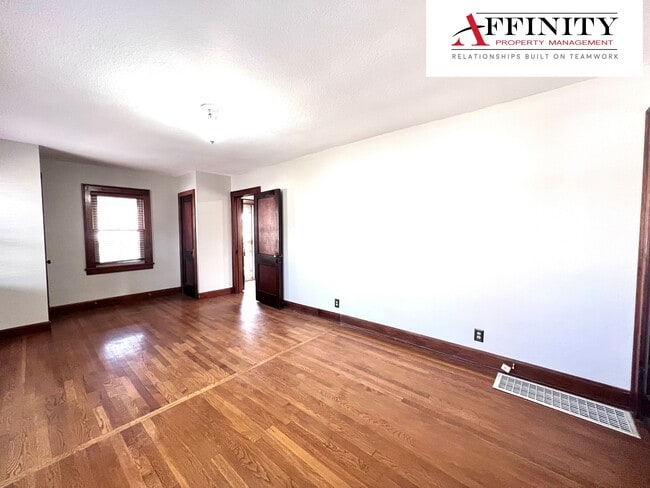 Building Photo - 1411 NE Englewood Rd