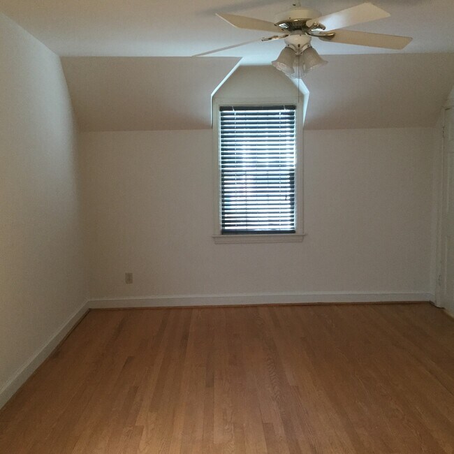 Building Photo - VERY NICE HOME IN EDGEMOOR SUBDIVISION