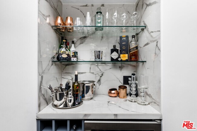 Building Photo - 7250 Franklin Ave