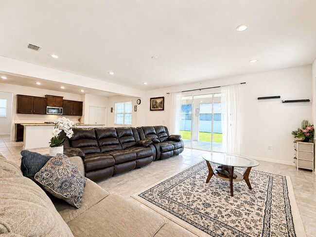 Building Photo - Experience modern & expansive living in this corner-lot 5Bedrooms/3.5Bath home at Ocala!